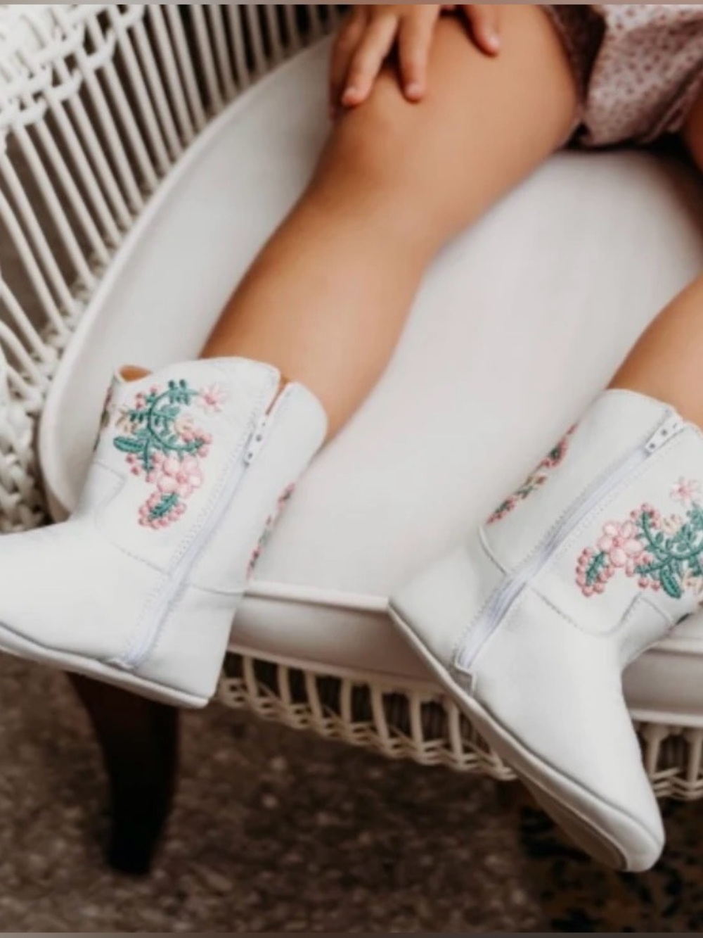 Nomandino Juliet Floral Embroidered White Boots Size 4 NIB